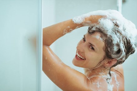 Khi đi tắm nên gội đầu hay cọ rửa cơ thể trước mới đúng nhất? Câu hỏi tưởng vô nghĩa nhưng lại quyết định cực lớn đến sức khỏe