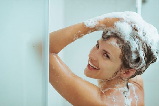 Khi đi tắm nên gội đầu hay cọ rửa cơ thể trước mới đúng nhất? Câu hỏi tưởng vô nghĩa nhưng lại quyết định cực lớn đến sức khỏe