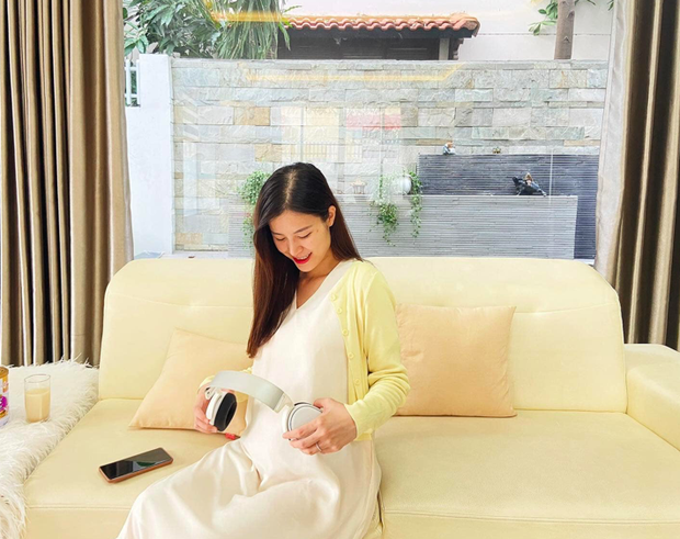 Đại diện lên tiếng về việc mẹ bầu Đông Nhi mang giày cao 10cm đi diễn, tiết lộ luôn tình trạng ở tháng thứ 8 thai kỳ-5