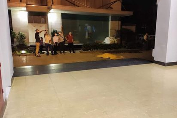 TP.HCM: Cô gái trẻ tử vong khi rơi từ tầng cao chung cư xuống đất-3