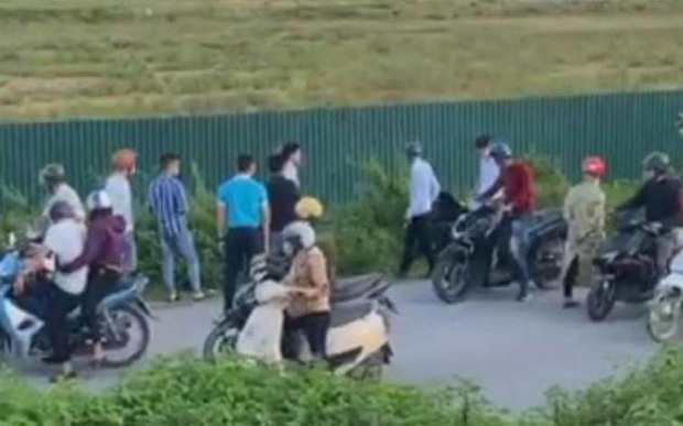 Bị xe khách tông trúng, chiến sĩ CSCĐ vẫn bám vào cần gạt nước được 1km trước khi ngã xuống đường và bị cán tử vong-1
