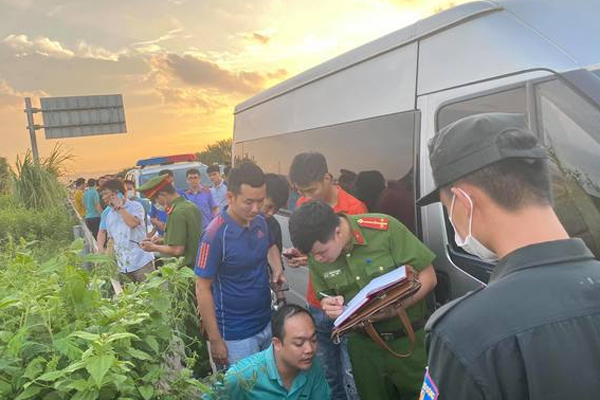 Khoảnh khắc chiến sĩ CSCĐ cố gắng bám chặt cần gạt nước xe khách trước khi ngã xuống đường và bị tông tử vong-3