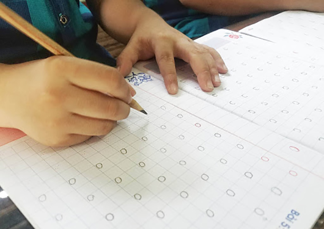 Con vào lớp 1: Không khí gia đình căng thẳng như nồi áp suất, con khóc mếu đòi về mẫu giáo, mẹ Thạc sĩ không dạy nổi đánh vần-4