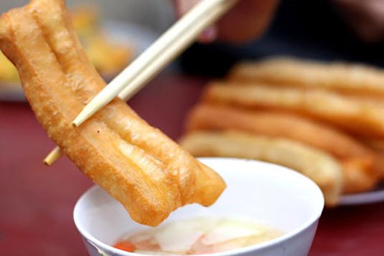 Quẩy chiên vỉa hè giòn ngon, bắt mắt nhưng hãy cẩn trọng vì sự thật có thể khiến bạn rùng mình