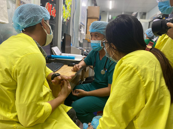 Bé trai sơ sinh nặng 1,4kg bị bỏ rơi trước cổng chùa đã được bố mẹ đến đón về sau 2 tháng-1