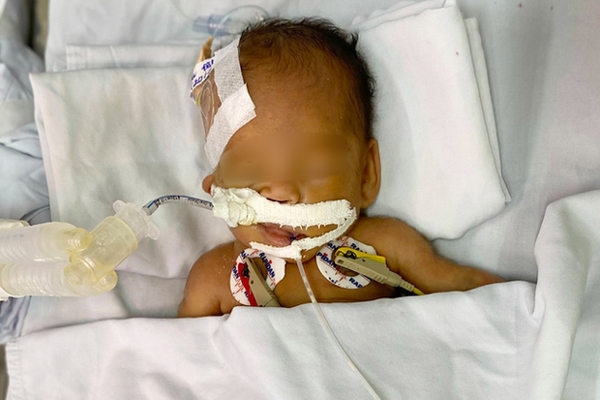 Bé gái sơ sinh bị bỏ rơi trong thùng rác kèm lời nhắn con khổ quá con không nuôi được-3