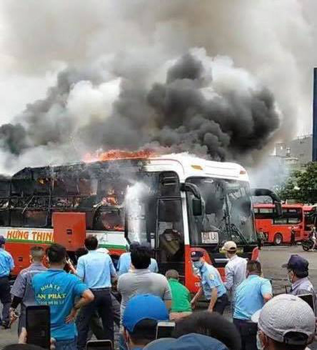 Xe khách đậu trong bến xe Miền Đông bốc cháy ngùn ngụt-1