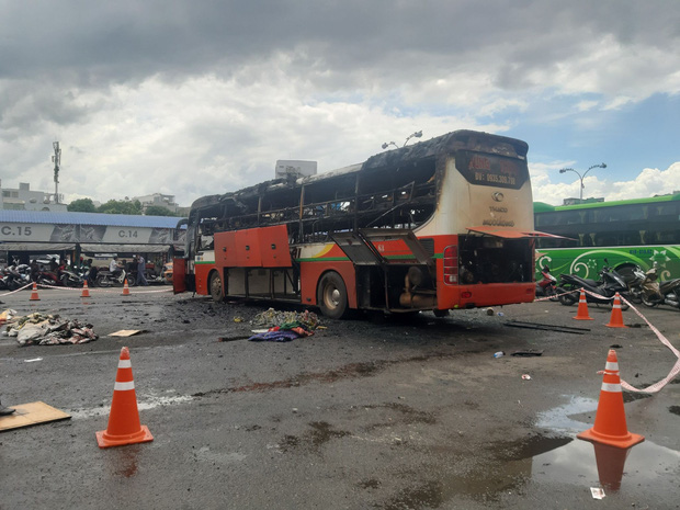 Xe khách đậu trong bến xe Miền Đông bốc cháy ngùn ngụt-2