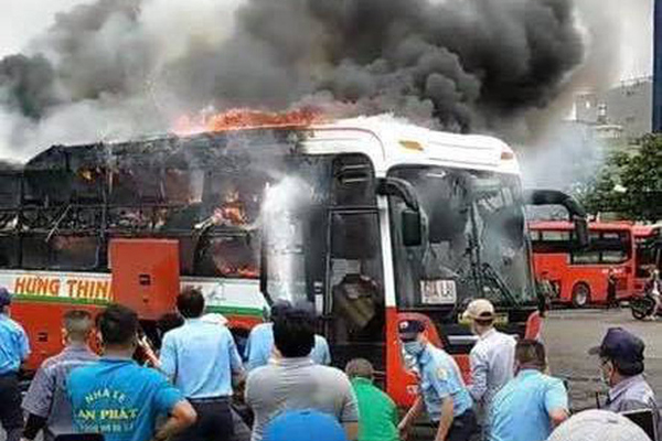 Dãy nhà trọ ở Sài Gòn sụp đổ trong biển lửa, nhiều gia đình nghèo bật khóc vì tài sản bị thiêu rụi-9