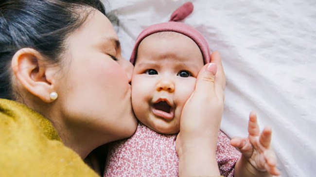 Tài khoản Tik Tok hơn 150 nghìn người theo dõi khiến các mẹ hoang mang với chia sẻ: Hôn trẻ khiến trẻ bị bại não-2