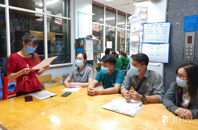 Nghẹn ngào khoảnh khắc bé trai sơ sinh người đầy vết tiêm bị bỏ trước cổng chùa được bàn giao cho cha mẹ ruột-1