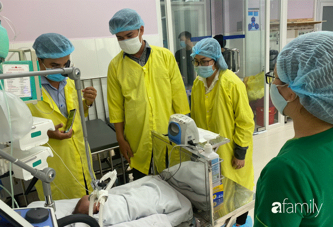 Nghẹn ngào khoảnh khắc bé trai sơ sinh người đầy vết tiêm bị bỏ trước cổng chùa được bàn giao cho cha mẹ ruột-5