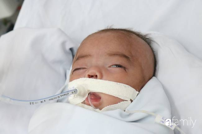 Nghẹn ngào khoảnh khắc bé trai sơ sinh người đầy vết tiêm bị bỏ trước cổng chùa được bàn giao cho cha mẹ ruột-3