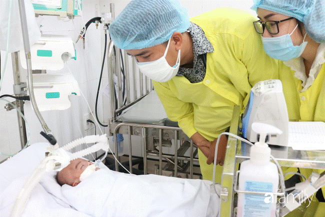 Nghẹn ngào khoảnh khắc bé trai sơ sinh người đầy vết tiêm bị bỏ trước cổng chùa được bàn giao cho cha mẹ ruột-4