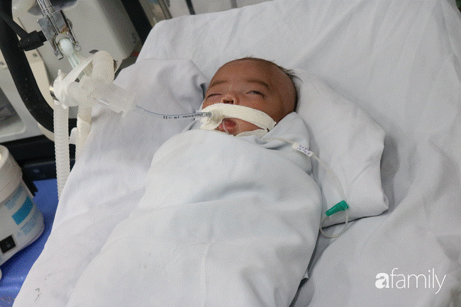 Nghẹn ngào khoảnh khắc bé trai sơ sinh người đầy vết tiêm bị bỏ trước cổng chùa được bàn giao cho cha mẹ ruột-8