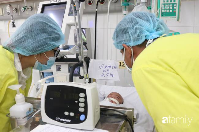 Nghẹn ngào khoảnh khắc bé trai sơ sinh người đầy vết tiêm bị bỏ trước cổng chùa được bàn giao cho cha mẹ ruột-9