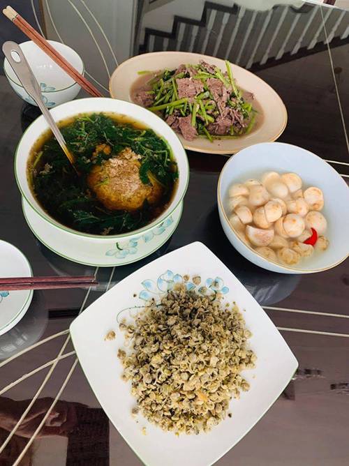 Vân Hugo thả thính ngọt khi nấu ăn cho chồng mới cưới, dàn sao Việt bình luận hài hước-3