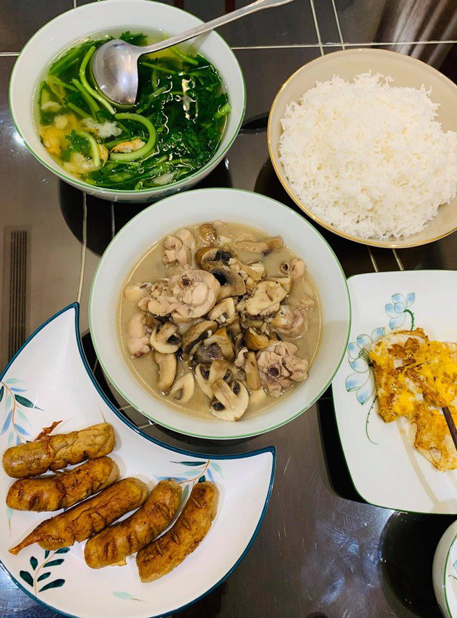 Vân Hugo thả thính ngọt khi nấu ăn cho chồng mới cưới, dàn sao Việt bình luận hài hước-5