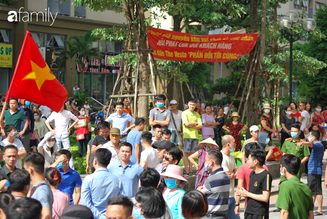 Vụ hàng nghìn hộ dân The Vesta Hà Đông tập trung phản đối việc phá dỡ sân chơi trẻ em làm chỗ đỗ xe: Chúng tôi bị lừa dối-1