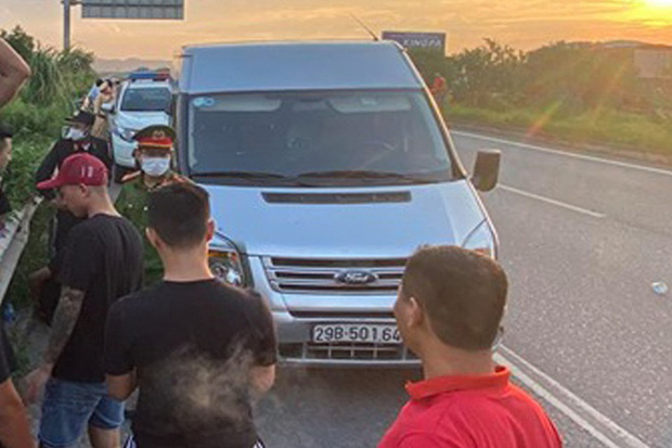 Khoảnh khắc chiến sĩ CSCĐ cố gắng bám chặt cần gạt nước xe khách trước khi ngã xuống đường và bị tông tử vong-2