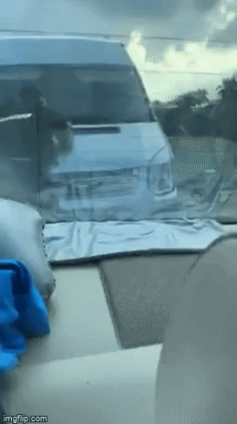 Khoảnh khắc chiến sĩ CSCĐ cố gắng bám chặt cần gạt nước xe khách trước khi ngã xuống đường và bị tông tử vong-1