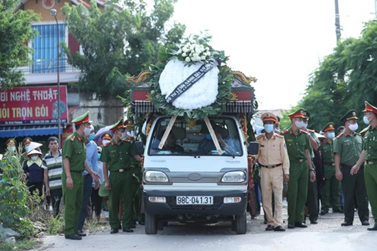 Đám tang đẫm nước mắt, hàng trăm người dân đến tiễn đưa chiến sĩ CSCĐ bị tài xế xe khách tông tử vong