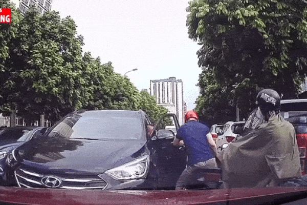 Clip 6 phút ghi lại màn đụng độ giữa 2 ô tô khiến bao phương tiện liên lụy trên cầu Bãi Cháy-4