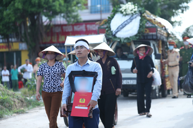 Đám tang đẫm nước mắt, hàng trăm người dân đến tiễn đưa chiến sĩ CSCĐ bị tài xế xe khách tông tử vong-13