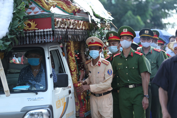 Đám tang đẫm nước mắt, hàng trăm người dân đến tiễn đưa chiến sĩ CSCĐ bị tài xế xe khách tông tử vong-15