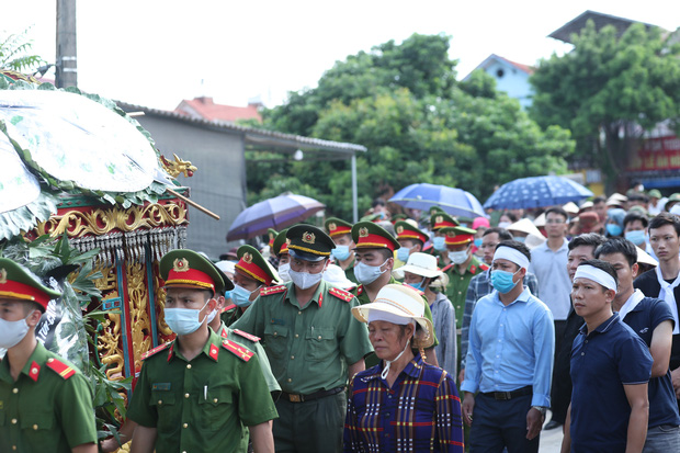 Đám tang đẫm nước mắt, hàng trăm người dân đến tiễn đưa chiến sĩ CSCĐ bị tài xế xe khách tông tử vong-16