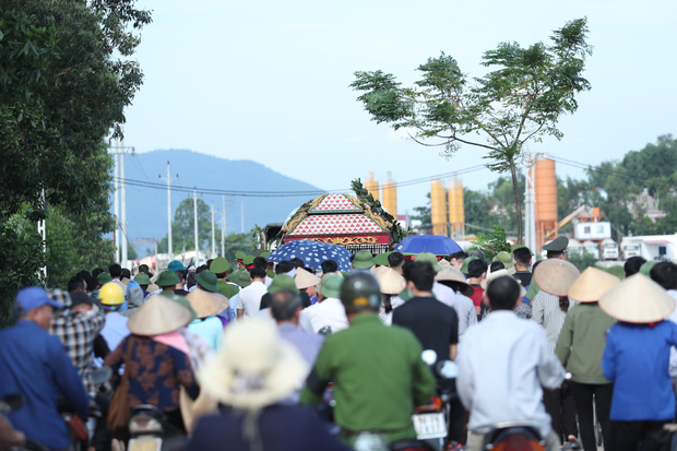 Đám tang đẫm nước mắt, hàng trăm người dân đến tiễn đưa chiến sĩ CSCĐ bị tài xế xe khách tông tử vong-18
