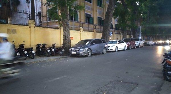 Nhân chứng kể lại vụ chồng bóp cổ và đấm vợ để bảo vệ nhân tình: Sau vụ việc, người đàn ông cùng cô bồ bắt taxi, còn vợ lái chiếc Lexus LX 570 rời đi-1