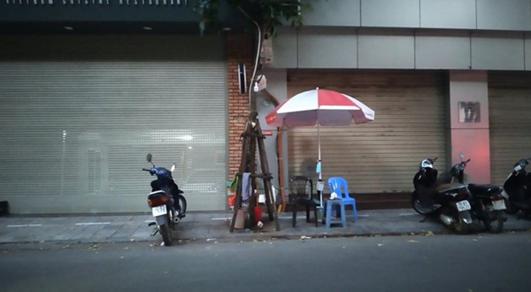 Nhân chứng kể lại vụ chồng bóp cổ và đấm vợ để bảo vệ nhân tình: Sau vụ việc, người đàn ông cùng cô bồ bắt taxi, còn vợ lái chiếc Lexus LX 570 rời đi-2