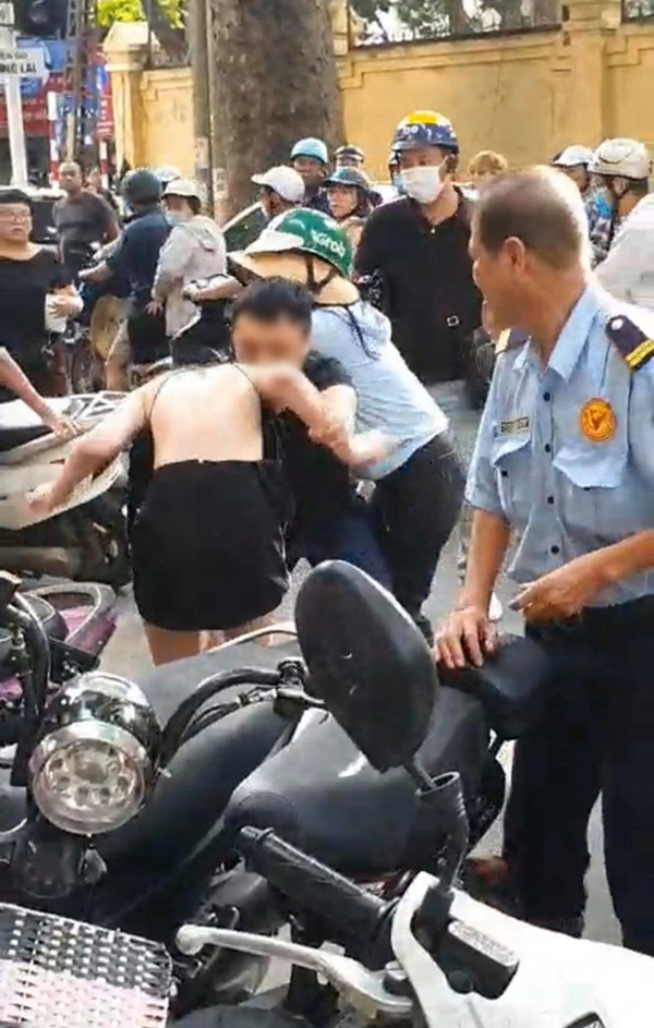 Nhân chứng kể lại vụ chồng bóp cổ và đấm vợ để bảo vệ nhân tình: Sau vụ việc, người đàn ông cùng cô bồ bắt taxi, còn vợ lái chiếc Lexus LX 570 rời đi-3