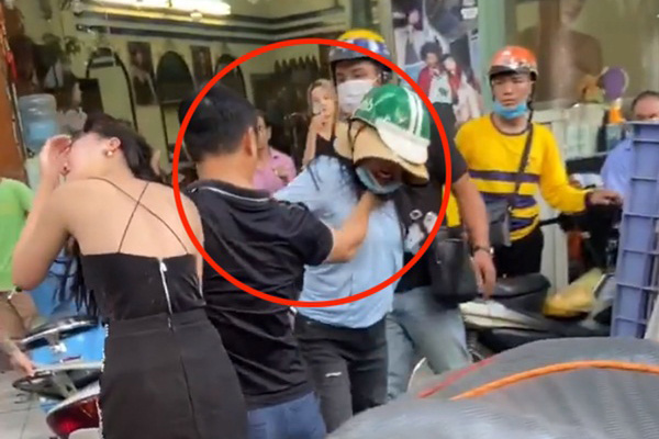 Vụ đánh ghen phố Lý Nam Đế: Vài ngày trước Tuesday còn đăng video khoe phòng khách sạn như phòng tân hôn, sinh năm 2000 nhưng cuộc sống sanh chảnh, hàng hiệu, xe sang có cả-16