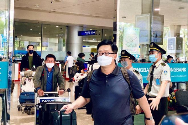 Vừa từ Nhật Bản trở về thì mẹ mất, nam công nhân nghẹn ngào để tang mẹ bằng bàn thờ lập trong khu cách ly-4