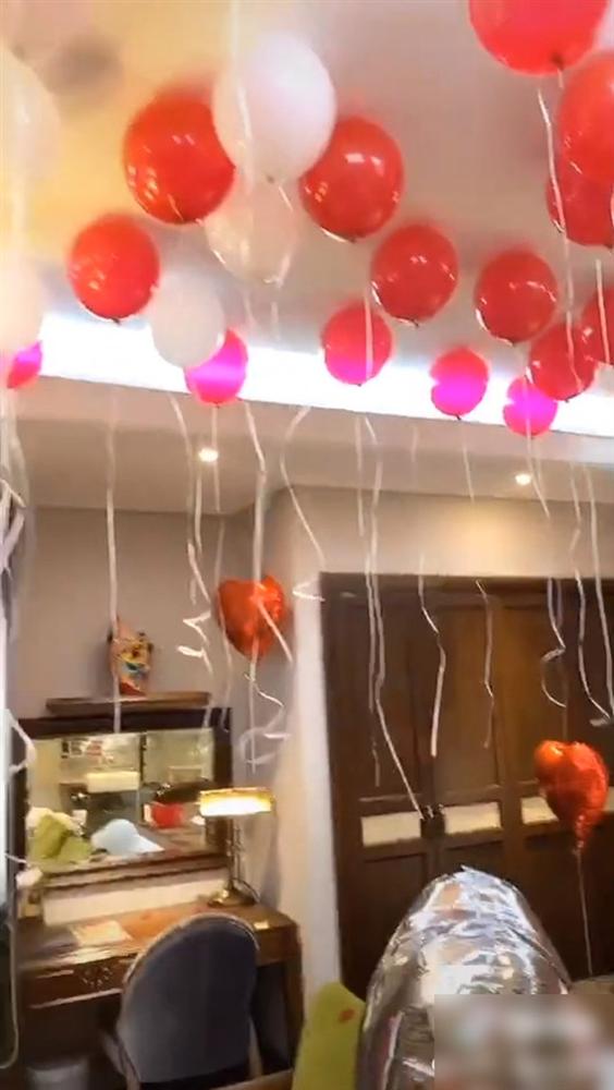 Vụ đánh ghen phố Lý Nam Đế: Vài ngày trước Tuesday còn đăng video khoe phòng khách sạn như phòng tân hôn, sinh năm 2000 nhưng cuộc sống sanh chảnh, hàng hiệu, xe sang có cả-13