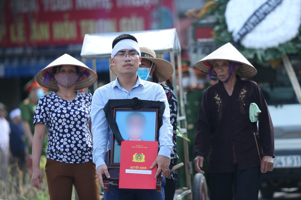 Người bố nghẹn ngào sau đám tang chiến sĩ CSCĐ: Tôi thấy video lúc con bị tông mà không dám xem, thương nó quá...-2