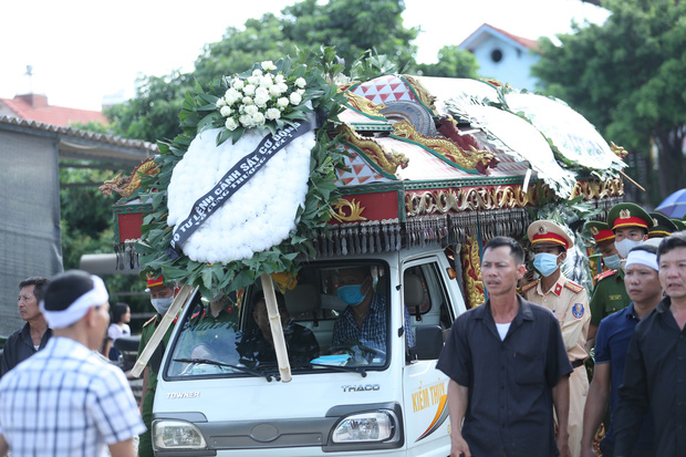 Người bố nghẹn ngào sau đám tang chiến sĩ CSCĐ: Tôi thấy video lúc con bị tông mà không dám xem, thương nó quá...-4