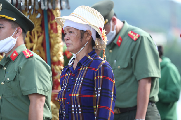 Người bố nghẹn ngào sau đám tang chiến sĩ CSCĐ: Tôi thấy video lúc con bị tông mà không dám xem, thương nó quá...-5