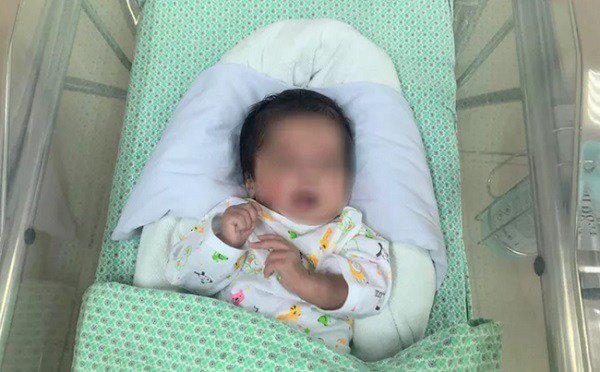 Người phát hiện em bé 31 tuần trong túi nilon ở vệ đường: Thấy con tôi ôm luôn vào lòng-1
