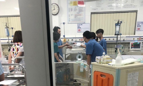 Người phát hiện em bé 31 tuần trong túi nilon ở vệ đường: Thấy con tôi ôm luôn vào lòng-2