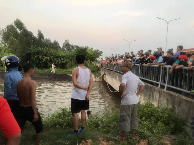 Ông chạy xe máy chở cháu đi học về mất lái lao xuống sông, 3 ông cháu tử vong thương tâm-1