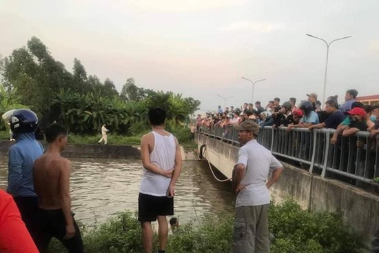 Ông chạy xe máy chở cháu đi học về mất lái lao xuống sông, 3 ông cháu tử vong thương tâm