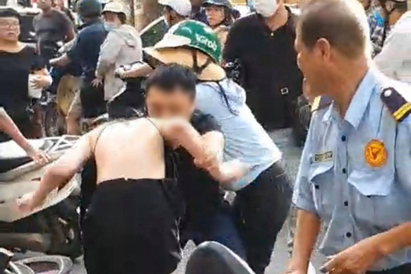 Liên tục bấm còi xin đường, nữ tài xế bị gã đàn ông đi bộ đấm tới tấp vào mặt-1