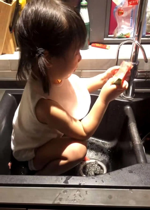 Bố mua dưa hấu về rồi bế con gái đặt vào bồn rửa bát, mẹ hỏi lý do thì nhận được câu trả lời khiến cô câm nín-1