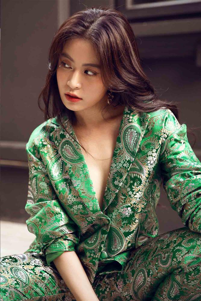 Diện đồ hoạ tiết bách phát bách trúng như Hoàng Thuỳ Linh, không bị già mà vẫn sang chảnh-1