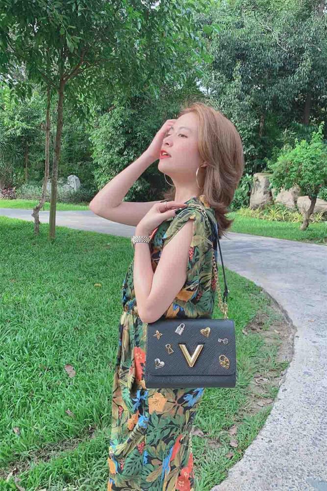 Diện đồ hoạ tiết bách phát bách trúng như Hoàng Thuỳ Linh, không bị già mà vẫn sang chảnh-11