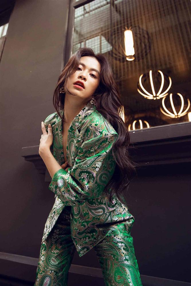 Diện đồ hoạ tiết bách phát bách trúng như Hoàng Thuỳ Linh, không bị già mà vẫn sang chảnh-2