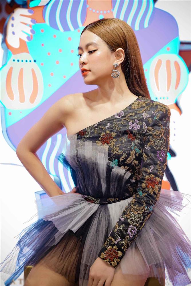 Diện đồ hoạ tiết bách phát bách trúng như Hoàng Thuỳ Linh, không bị già mà vẫn sang chảnh-7